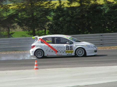 Klaus Verner gav Peugeot 307 raceren alt hvad den kunne tage - og lidt til. (Foto: Motorsporten.dk)
